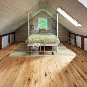 Chambre en bois sous les toits