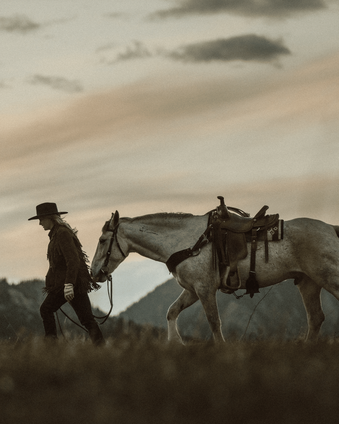 Cow-boys rentrant au ranch avec son cheval