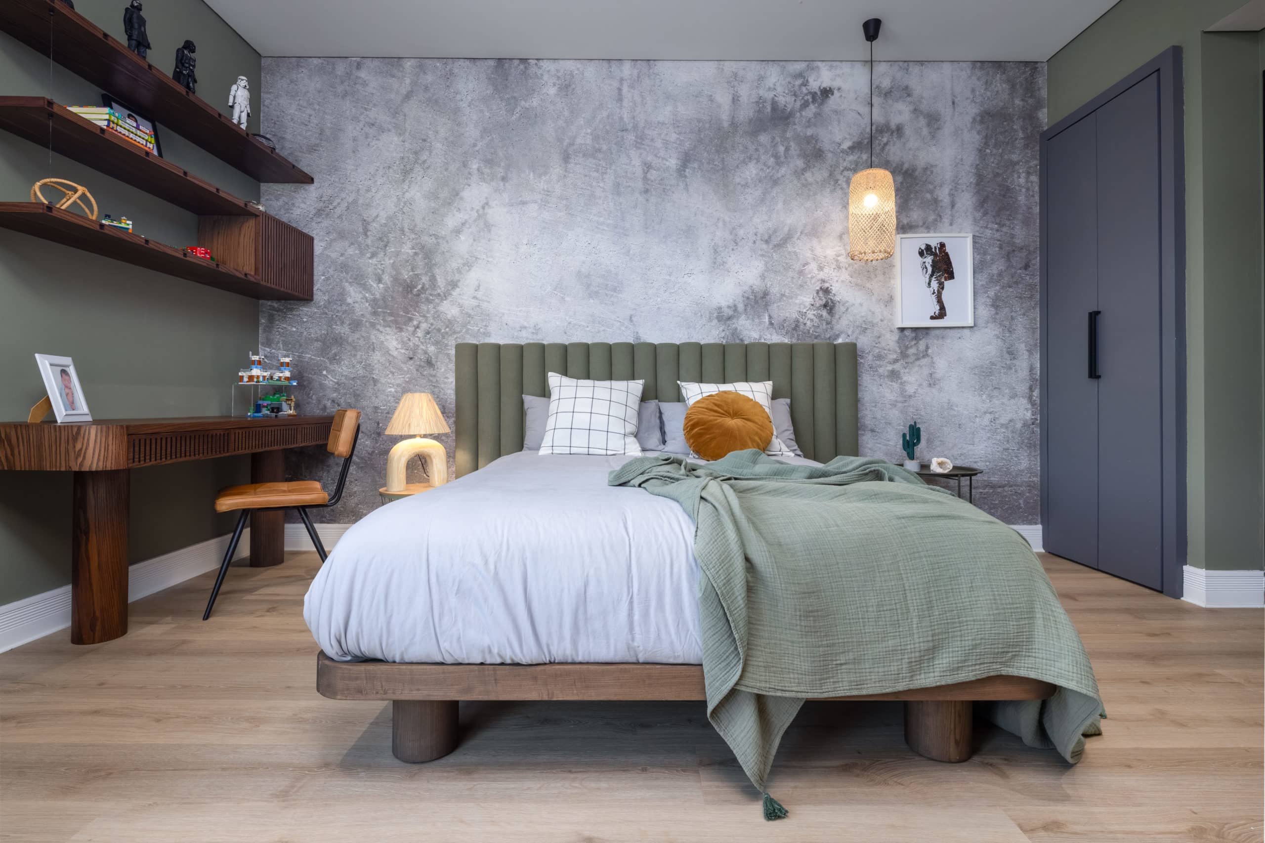 Chambre moderne et lumineuse à Dubaï avec du parquet nordique Kährs